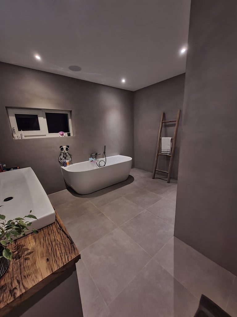 Beton cire toegepast in de badkamer.