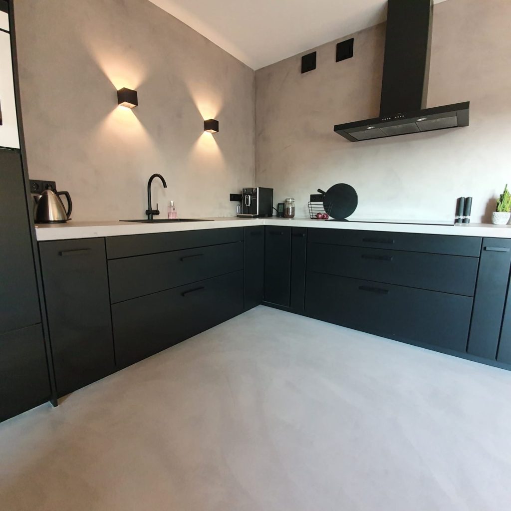 Betonlook in een moderne keuken aangebracht