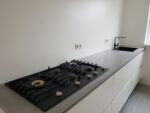Beton cire aangebracht op een modern aanrechtblad