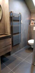 Badkamer onderhouden met beton ciré onderhoudsproducten.