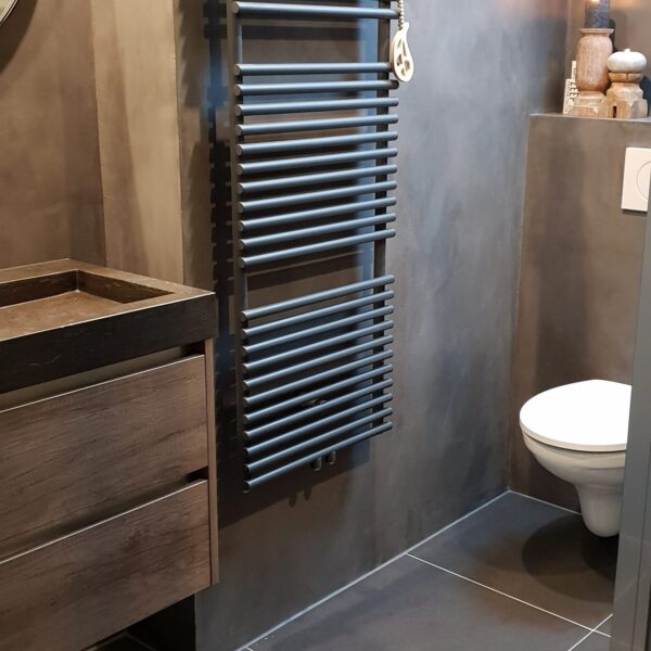 Badkamer onderhouden met beton ciré onderhoudsproducten.