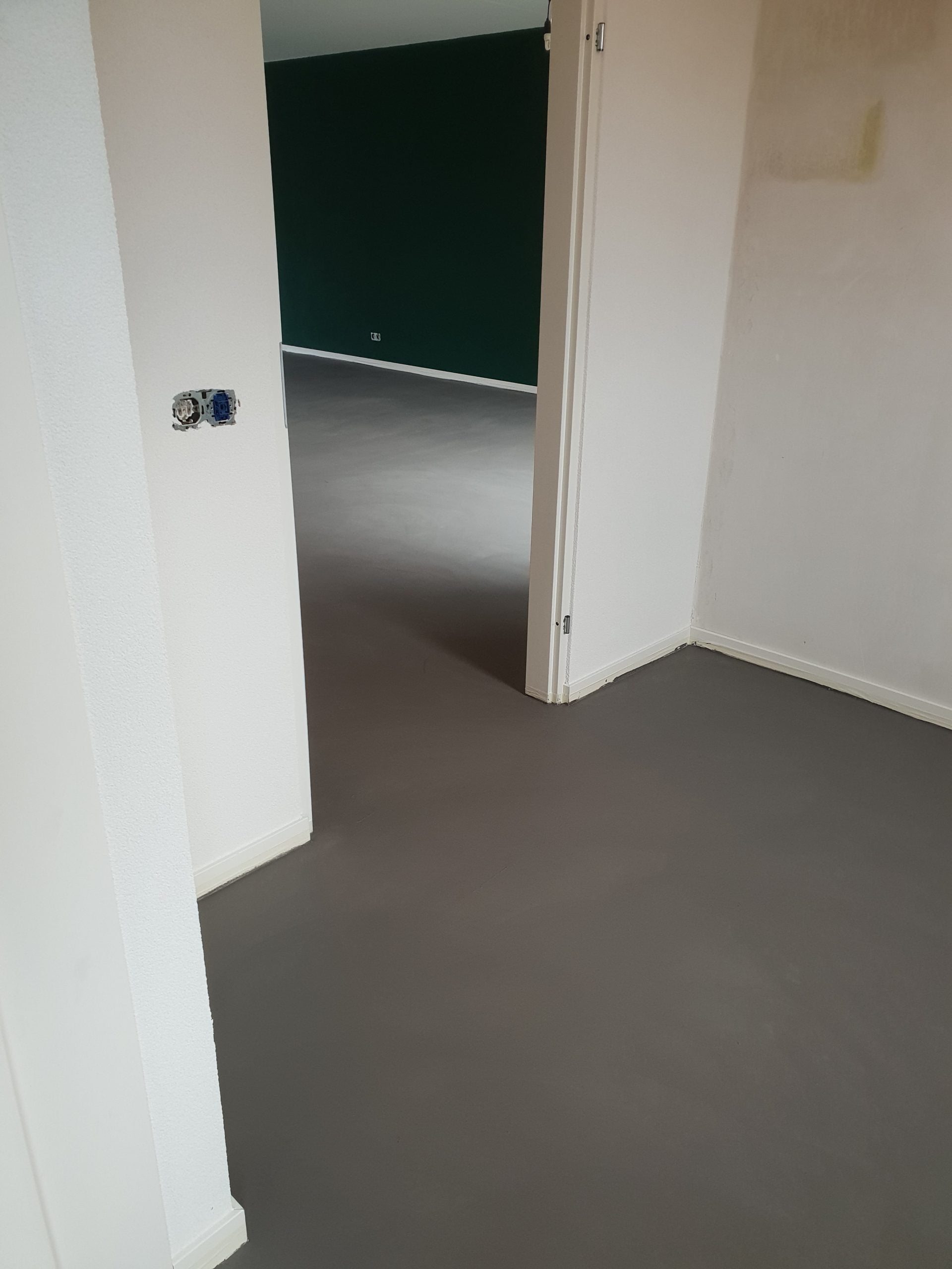 Stuccomeister RVS Spaan Beton cire vloer in een slaapkamer