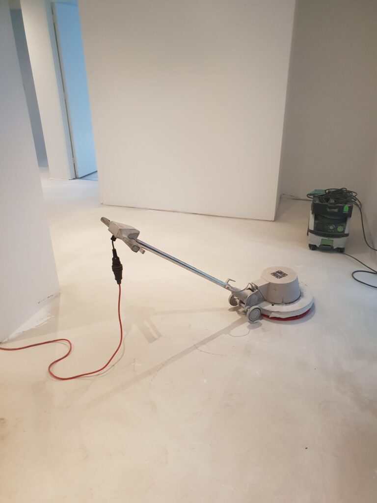Beton Ciré vloer werk door een stukadoor in Assen